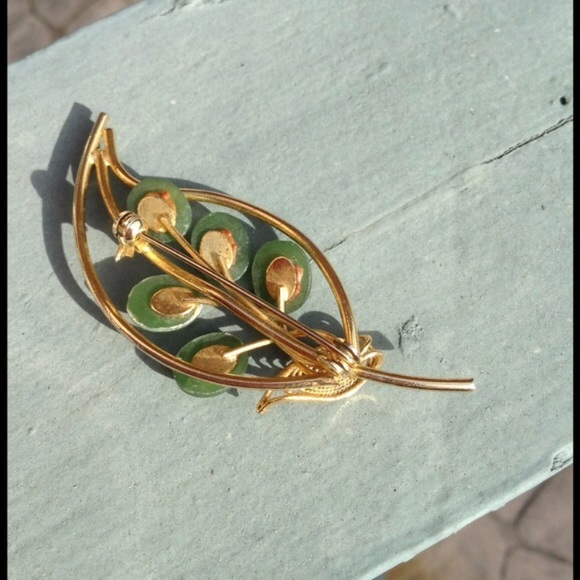 Jade Like Green Stone Vintage Leaf Pin - Picture 4 of 5